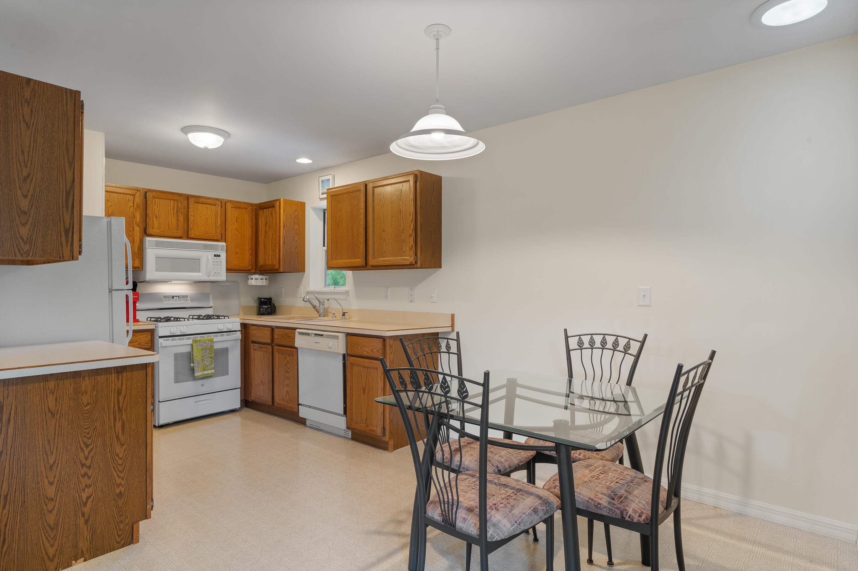 765 Brickley Court Fontana, WI 53125 - Photo 62 of 130 Apartment Kitchen