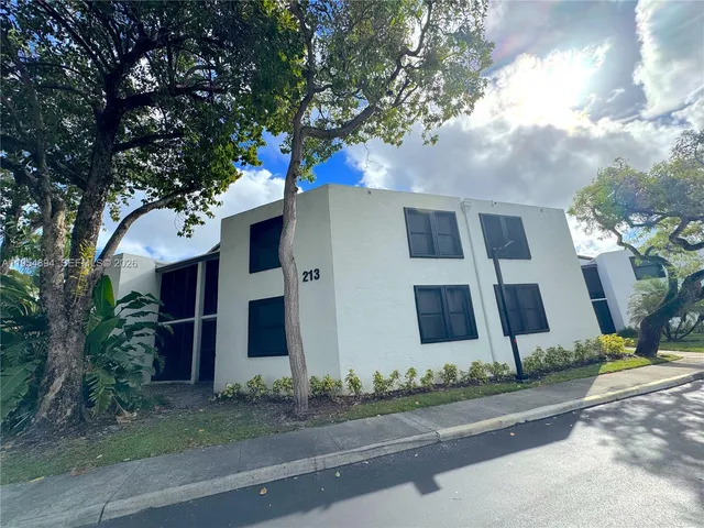 $1,699 | 213 Lake Pointe Drive, Unit 114, Oakland Park, FL 33309