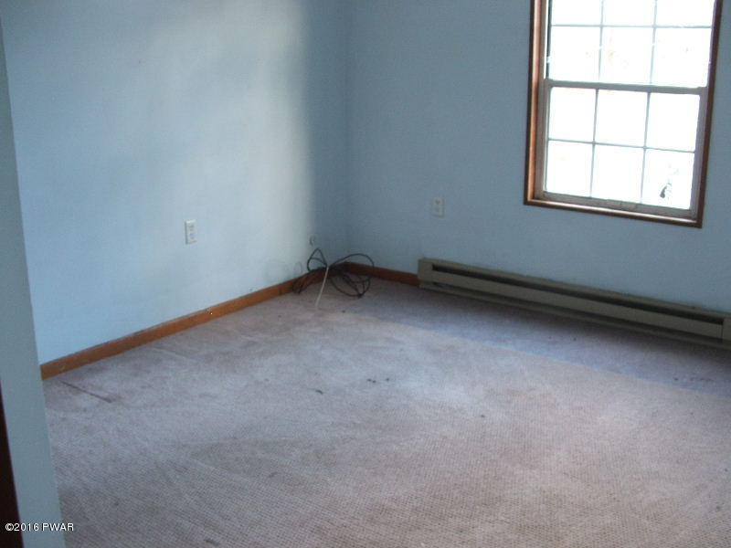 913 Pipher Road Bushkill, PA 18324 - Photo 4 of 7
