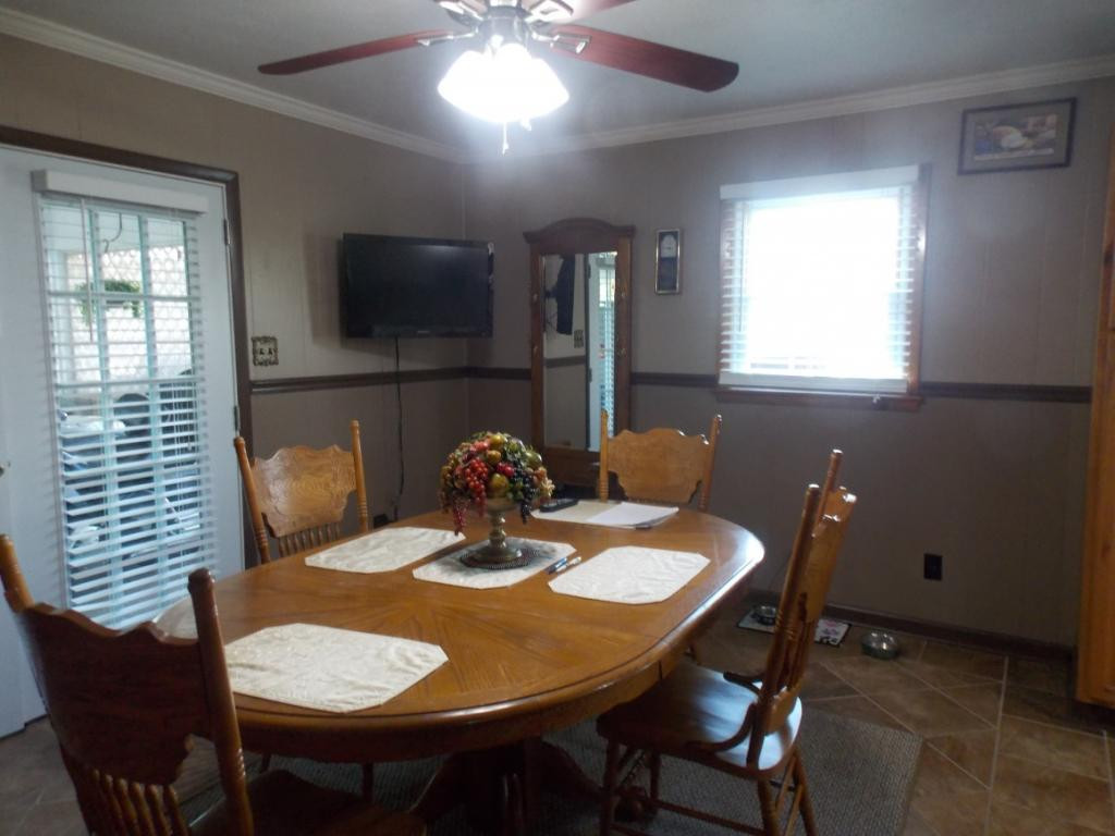 20 Spring Valley Road Bristol, VA 24201 - Photo 6 of 22 Kitchen with dining room