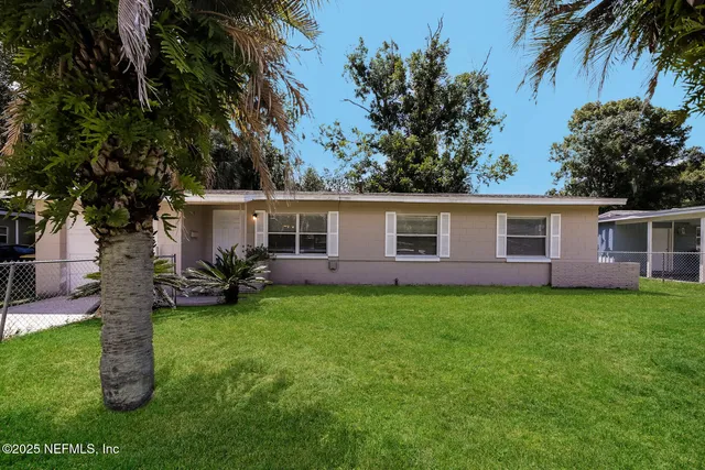 a view of a house with a backyard