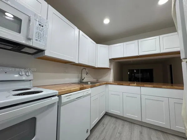 $1,900 | 8051 South Colony Circle, Unit 210, Tamarac, FL 33321