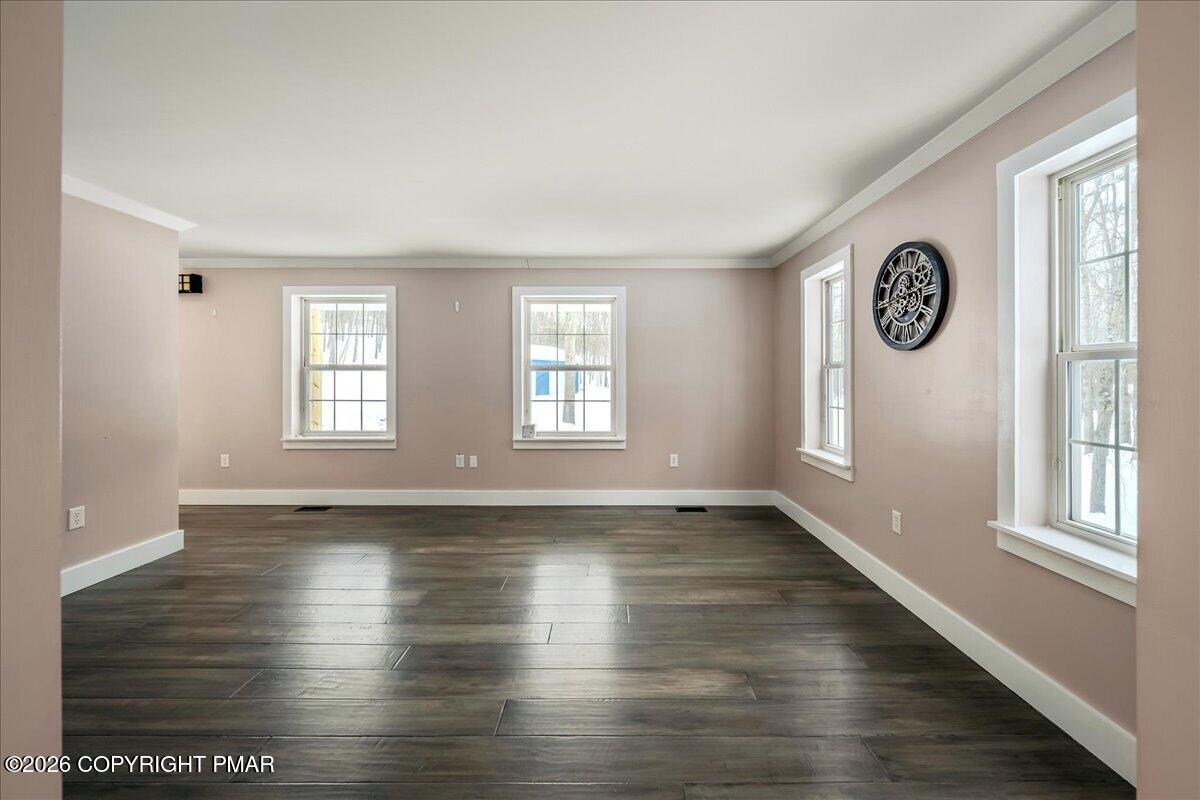 140 Alcott Lane Effort, PA 18330 - Photo 11 of 54 Living room
