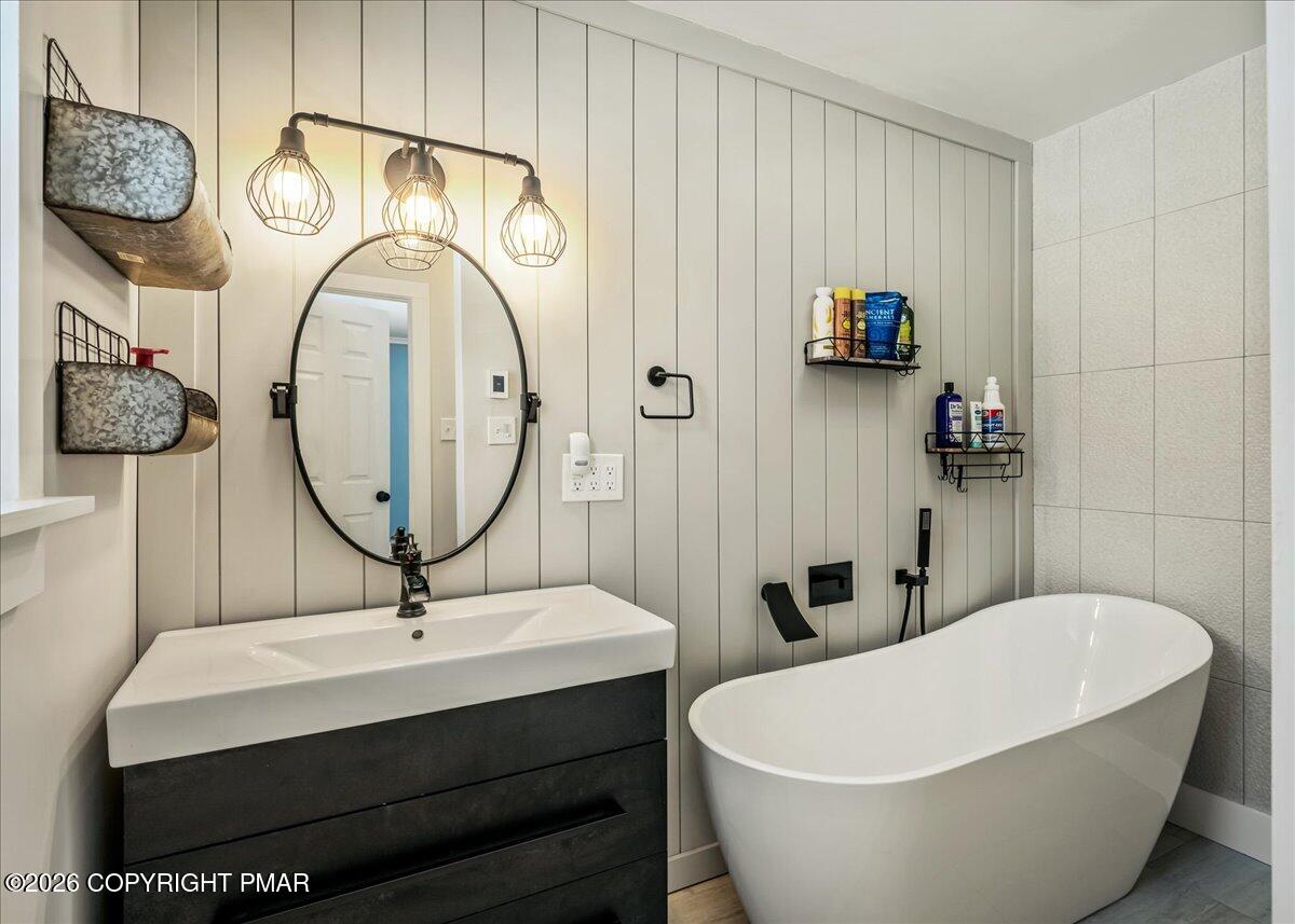 140 Alcott Lane Effort, PA 18330 - Photo 38 of 54 48-HomeView_Media-140_Alcott_Ln