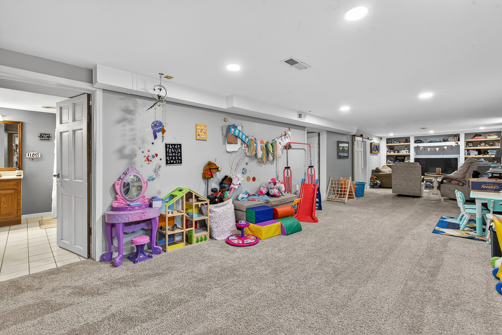 323 East Butterfield Road Elmhurst, IL 60126 - Photo 13 of 22