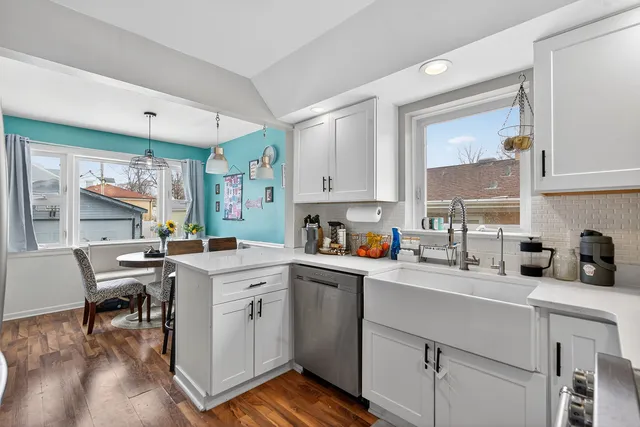 $500,000 | 323 East Butterfield Road, Elmhurst, IL 60126