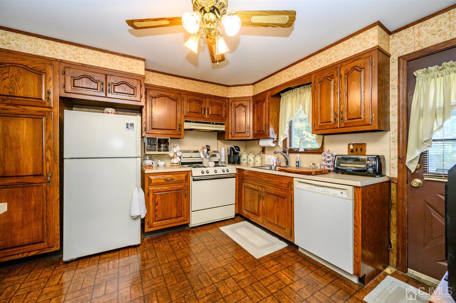 152 Georges Road Dayton, NJ 08810 - Photo 12 of 32 Gallery Image 12
