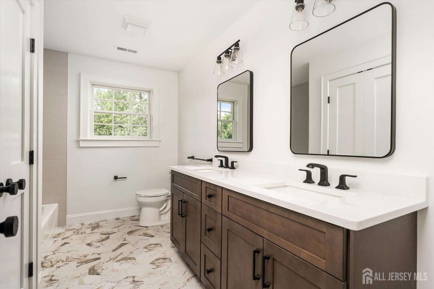 438 Ellisdale Road Chesterfield, NJ 08515 - Photo 19 of 28 a bathroom with 2 sink and a mirror