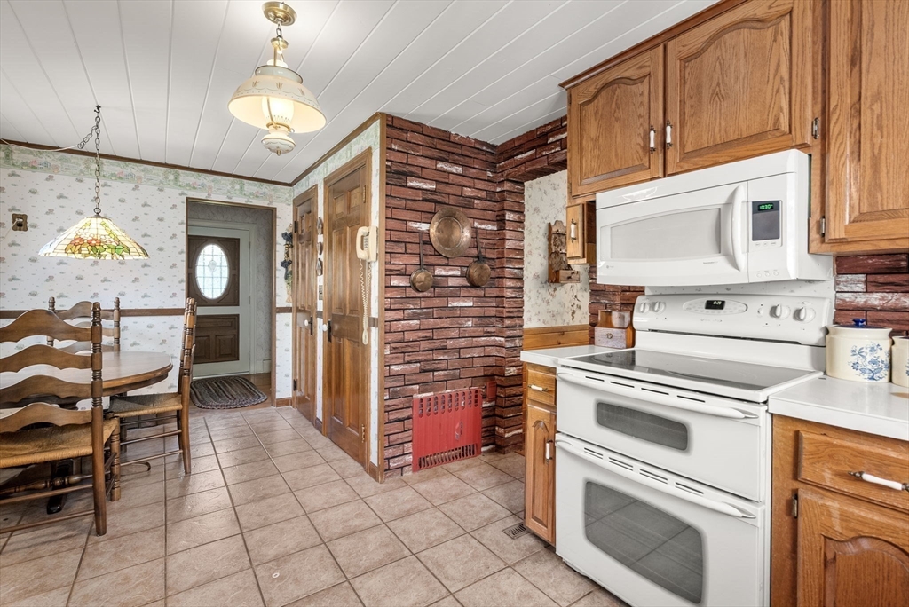 354 Rowley Street Agawam, MA 01001 - Photo 5 of 37