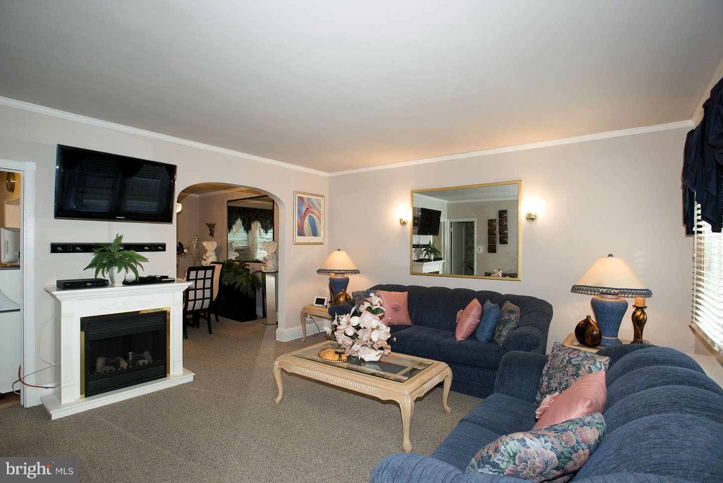 208 Westshire Road Baltimore, MD 21229 - Photo 2 of 19 Living Room