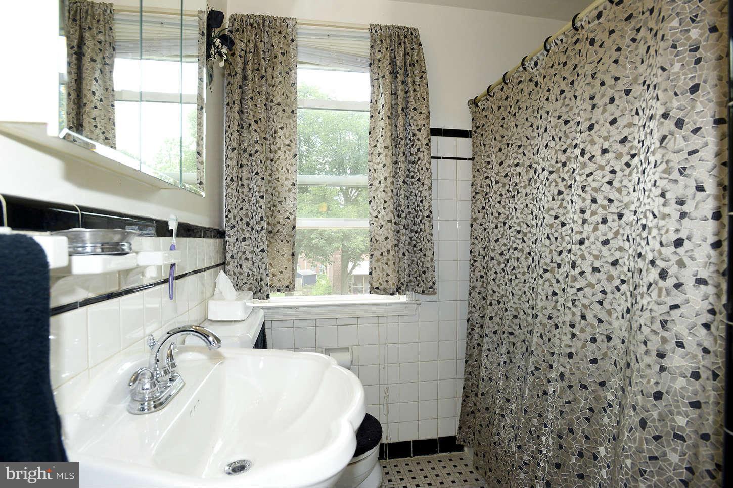 208 Westshire Road Baltimore, MD 21229 - Photo 12 of 19 Bath
