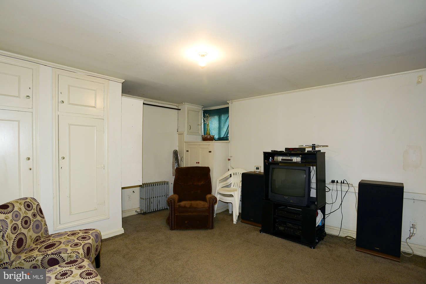 208 Westshire Road Baltimore, MD 21229 - Photo 15 of 19 Family Room