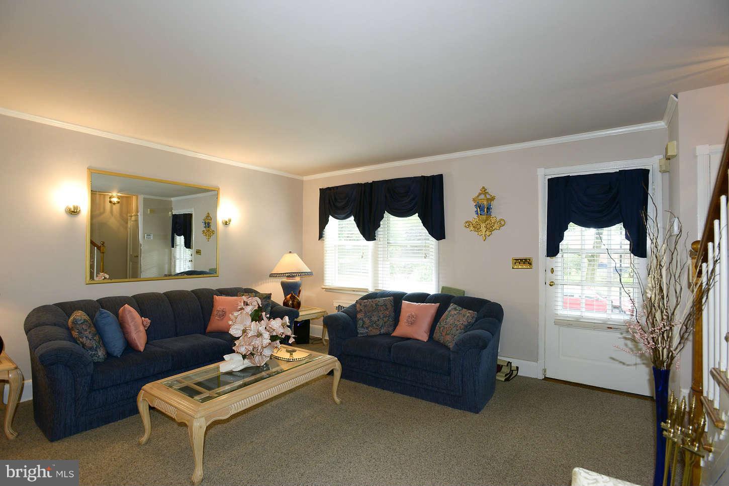 208 Westshire Road Baltimore, MD 21229 - Photo 4 of 19 Living Room