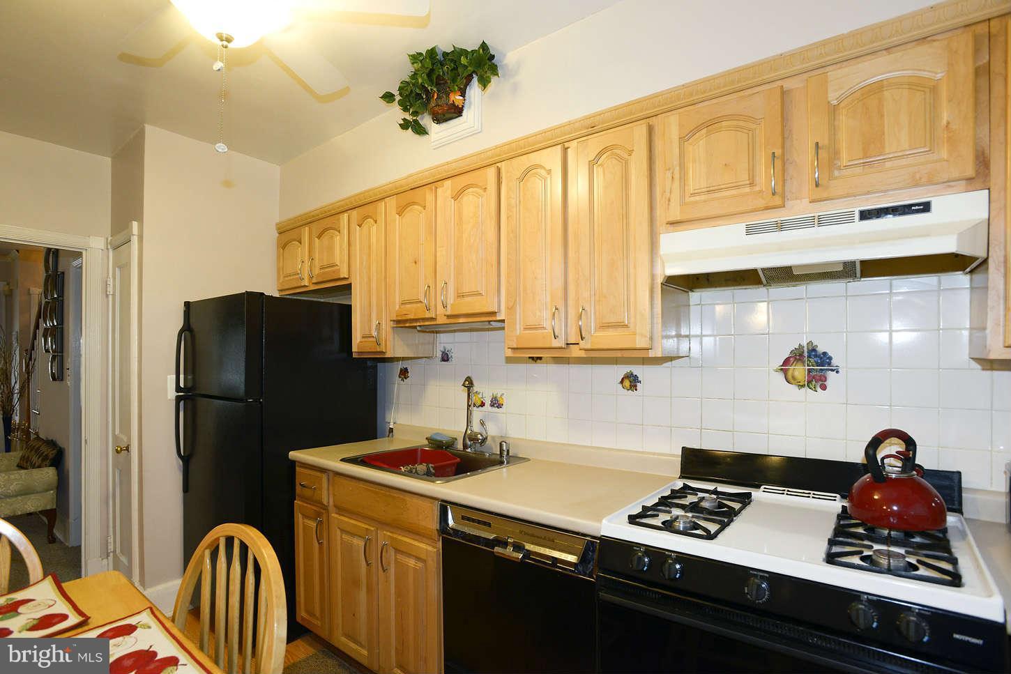 208 Westshire Road Baltimore, MD 21229 - Photo 6 of 19 Kitchen