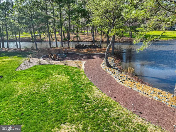 a view of a yard with a fountain
