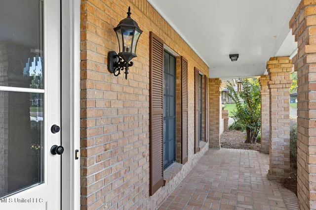 $300,000 | 100 Foxgate Place, Jackson, MS 39211