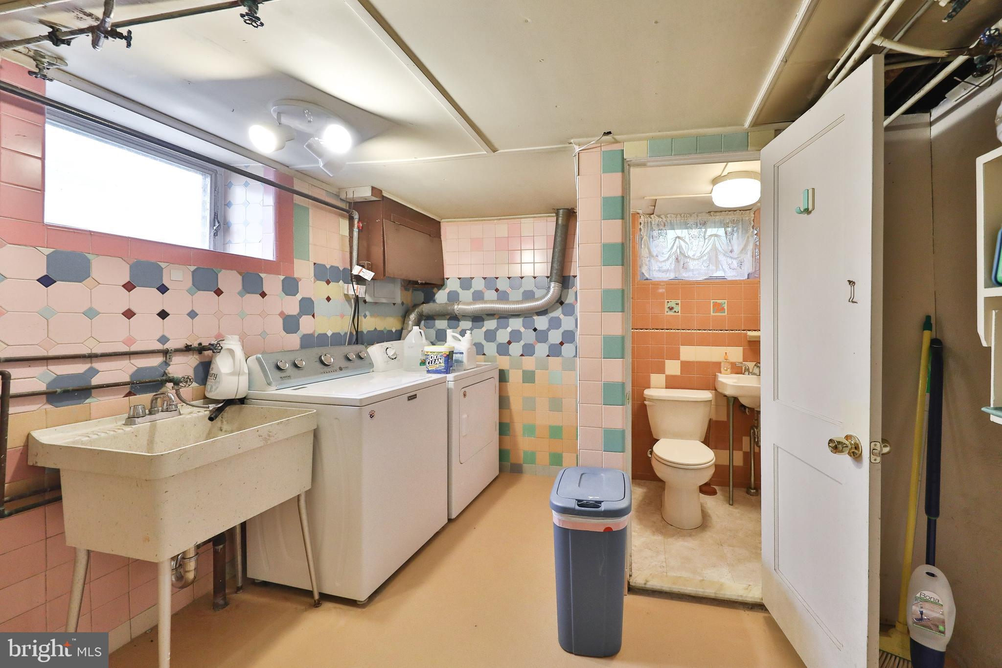 720 Camberly Road Glenside, PA 19038 - Photo 25 of 29 Laundry room with Toilet, Sink ad Tub