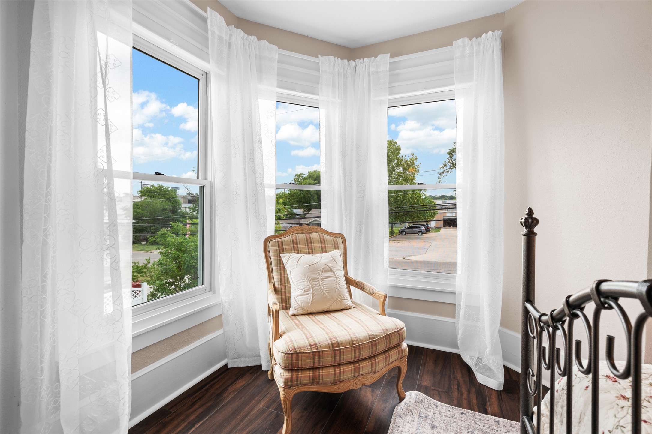 508 Main Street Marble Falls, TX 78654 - Photo 17 of 30 Sitting area and bay windows