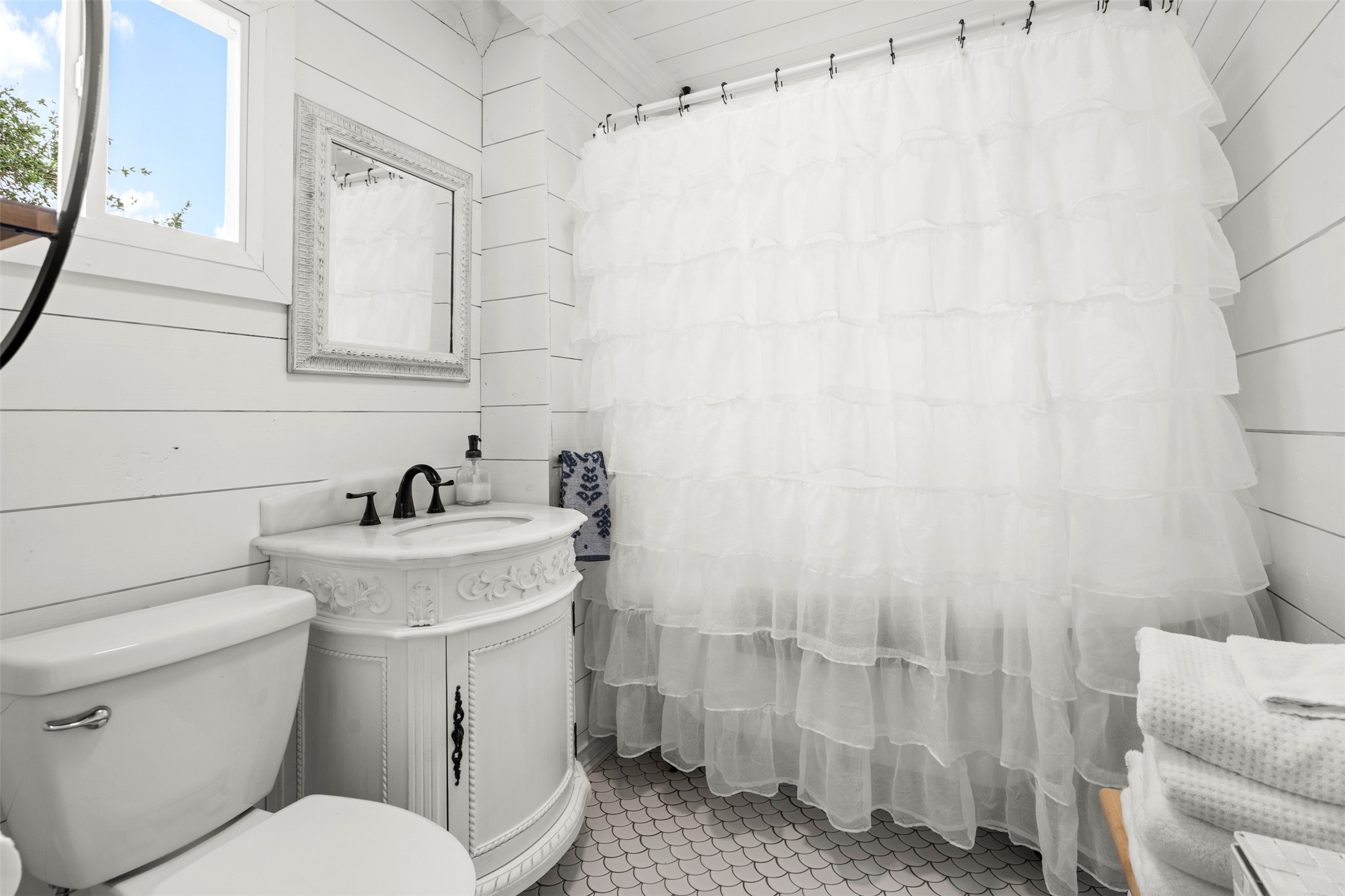 508 Main Street Marble Falls, TX 78654 - Photo 20 of 30 Second story full bath with toilet, tile patterned floors, curtained shower, and vanity