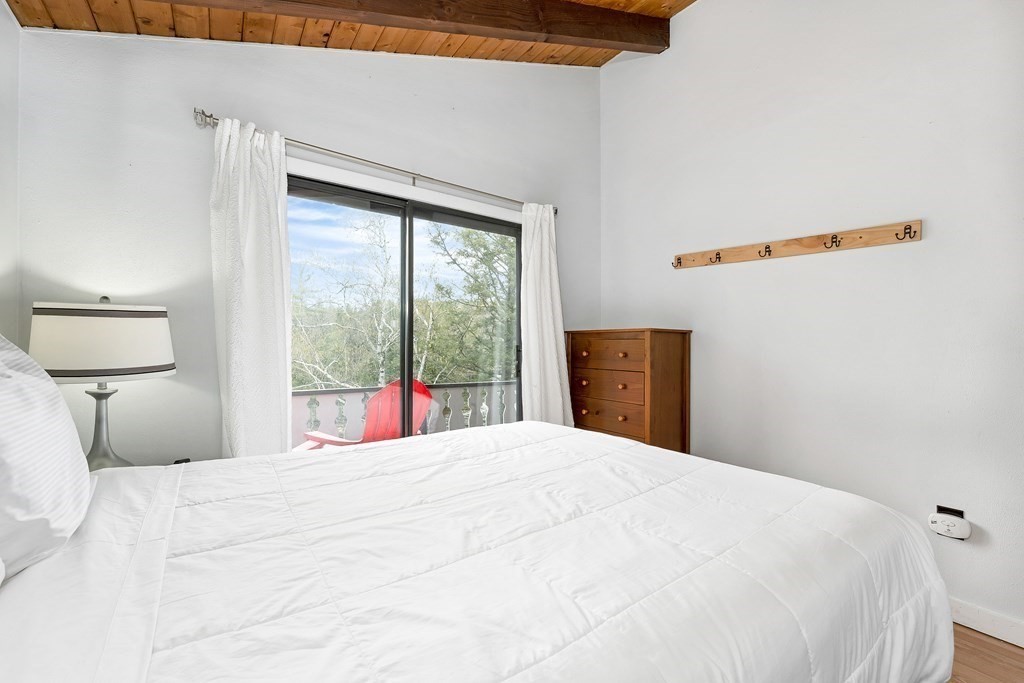 34 Linderhof Golf Course Road, Unit C12 Glen, NH 03838 - Photo 19 of 37 a bedroom with a large bed and a window