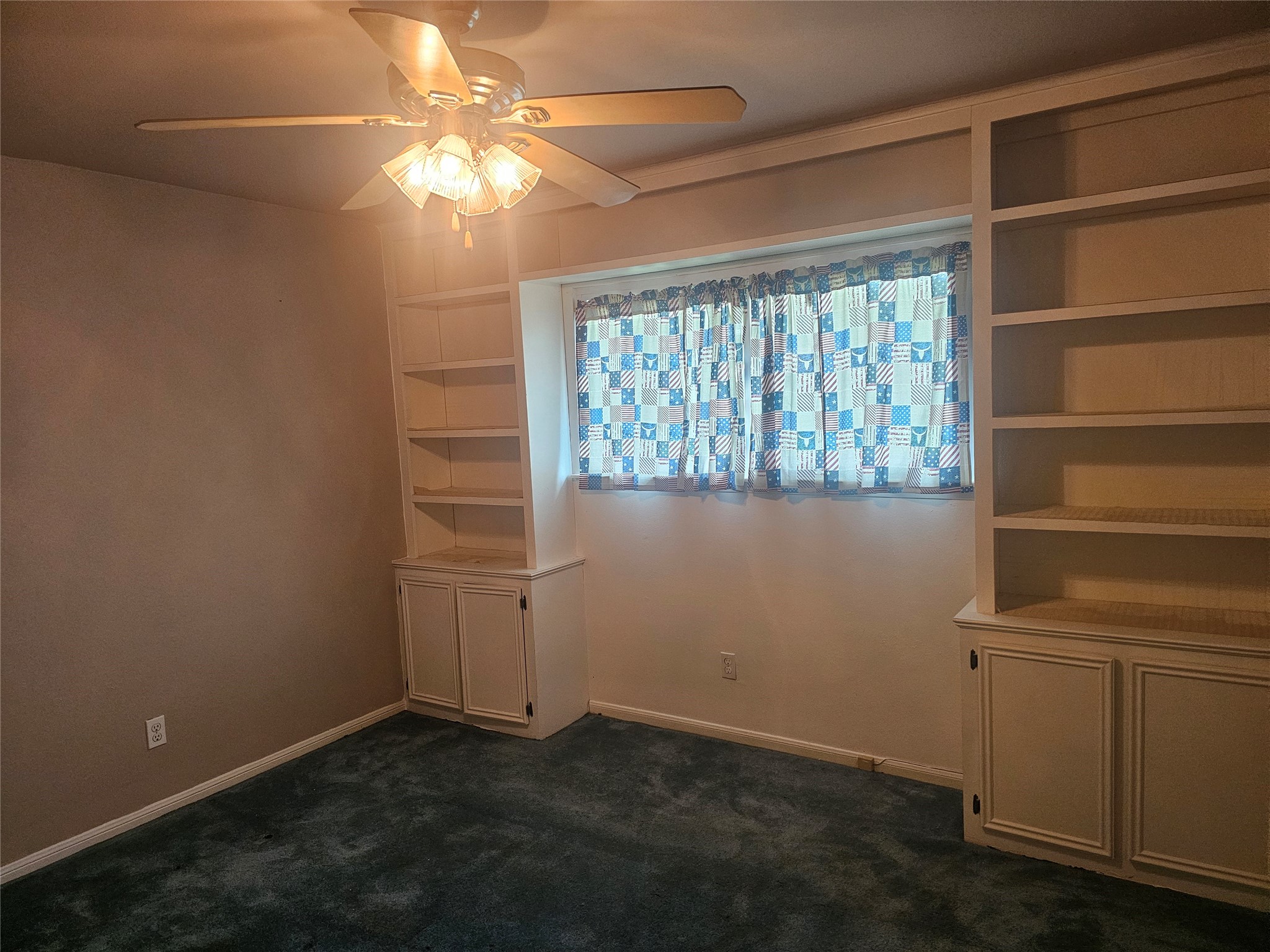 1802 Junker Street Rosenberg, TX 77471 - Photo 5 of 13 en empty room with windows and ceiling fan