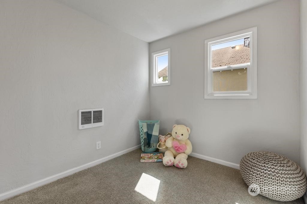 908 West Chestnut Street Walla Walla, WA 99362 - Photo 13 of 23 a bedroom with a bed and a window