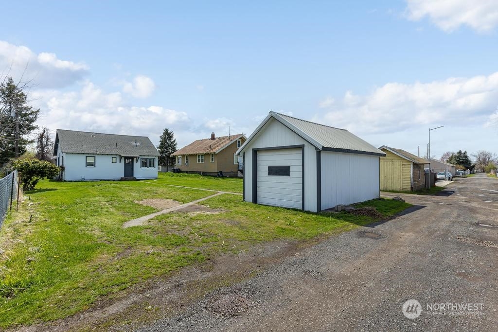 908 West Chestnut Street Walla Walla, WA 99362 - Photo 18 of 23 a view of a house with a yard