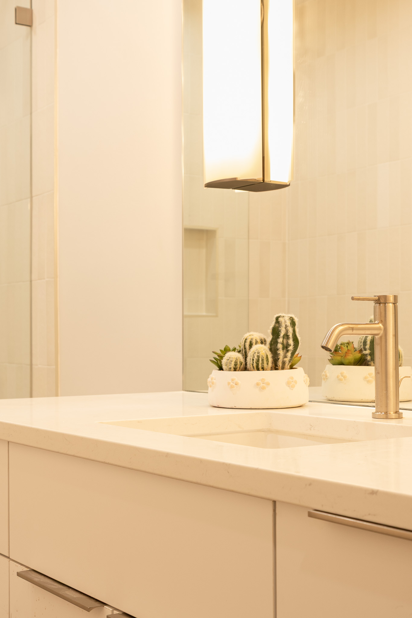 8717 South View Road Austin, TX 78737 - Photo 21 of 36 a bathroom with a bathtub and mirror