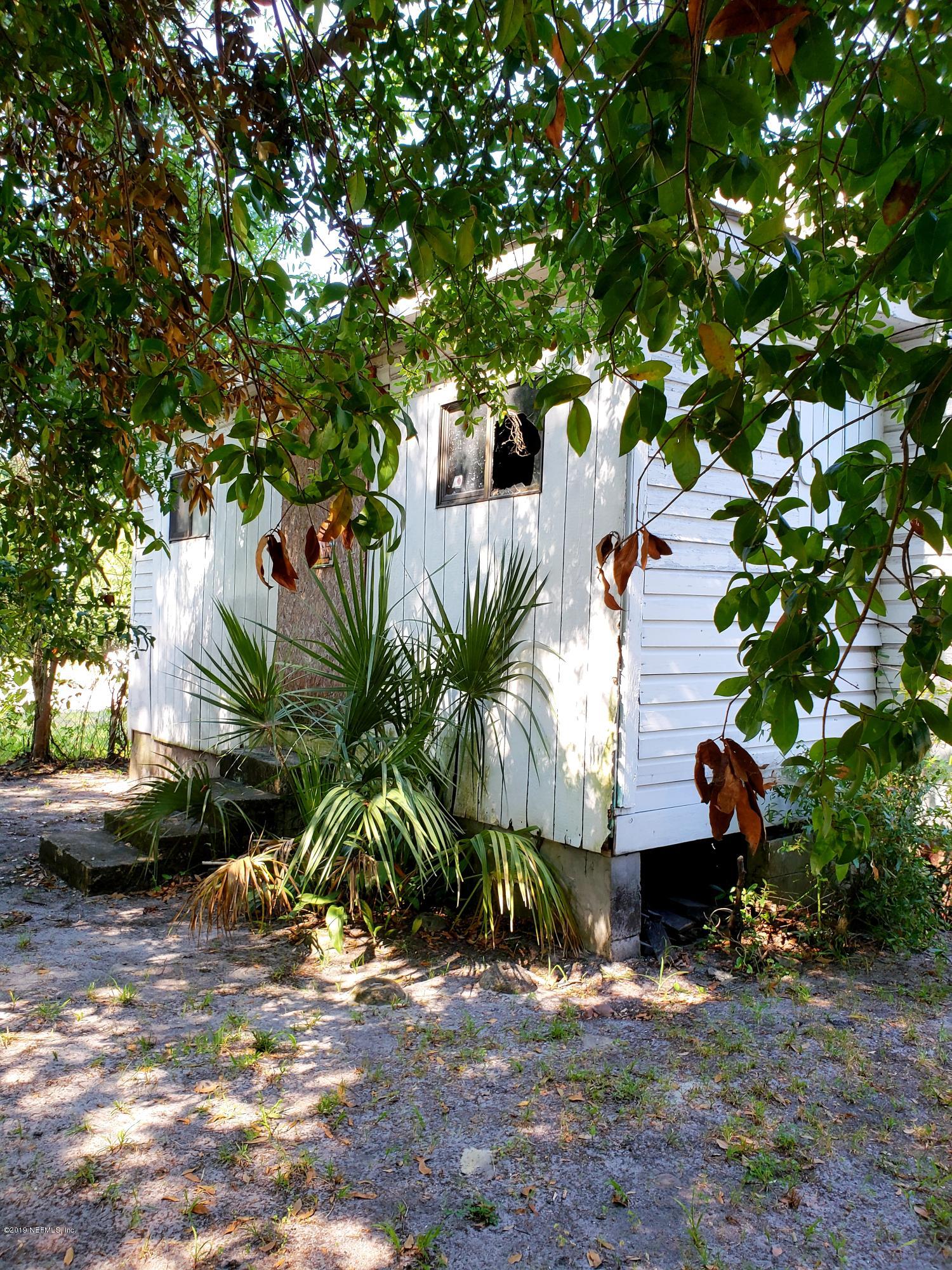1372 Evergreen Avenue Jacksonville, FL 32206 - Photo 5 of 7 a backyard of a house with lots of green space