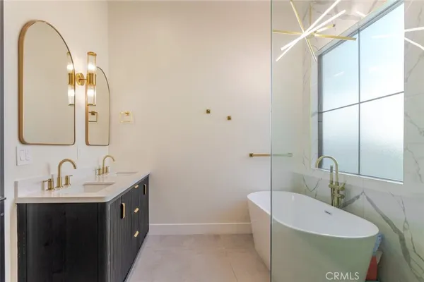 a view of back yard of the house