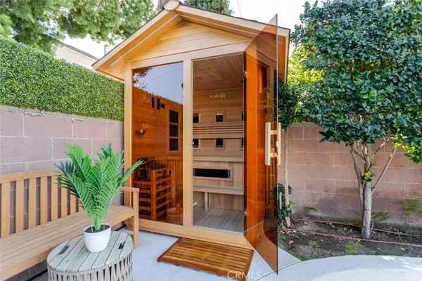 $1,850,000 | 7714 Lasaine Avenue, Northridge, CA 91325