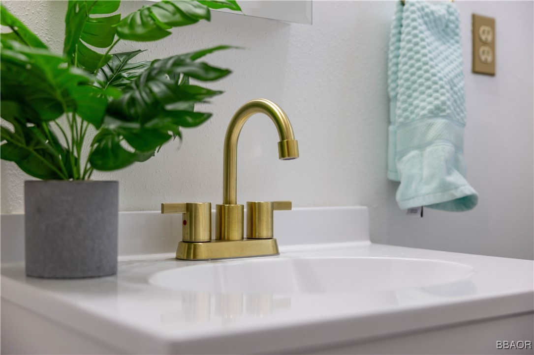 753 Maple Lane Sugarloaf, CA 92386 - Photo 43 of 50 a bathroom with a sink and a bathtub