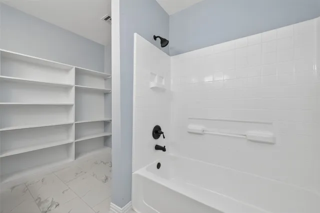 $2,395 | 11504 Village Pl Drive, Unit 107, Houston, TX 77077