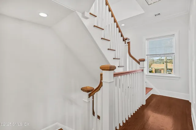 a view of entryway with a front door