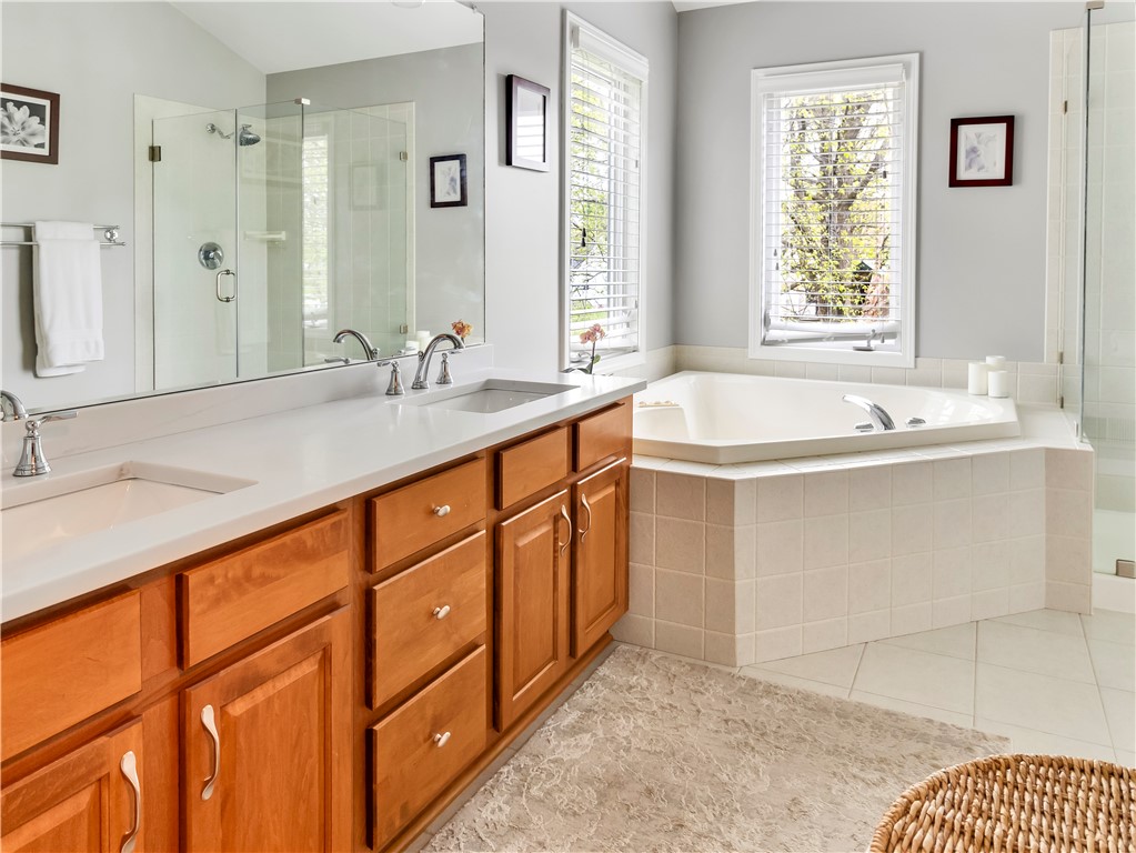 8 Claridge Circle Penfield, NY 14580 - Photo 24 of 47 Primary bath