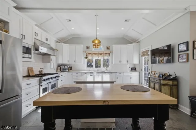 $1,689,000 | 9 Doefield Road, Califon, NJ 07830