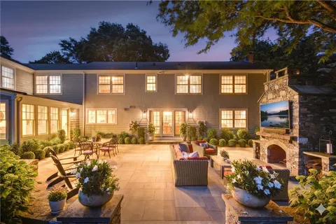$2,250,000 | 9 Stone Tower Lane, Barrington, RI 02806
