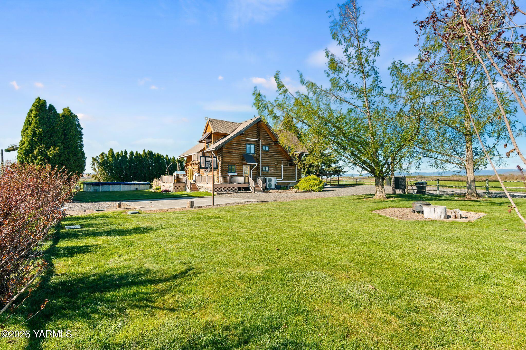 2550 Kays Road Wapato, WA 98951 - Photo 37 of 52 a view of a house with swimming pool and garden