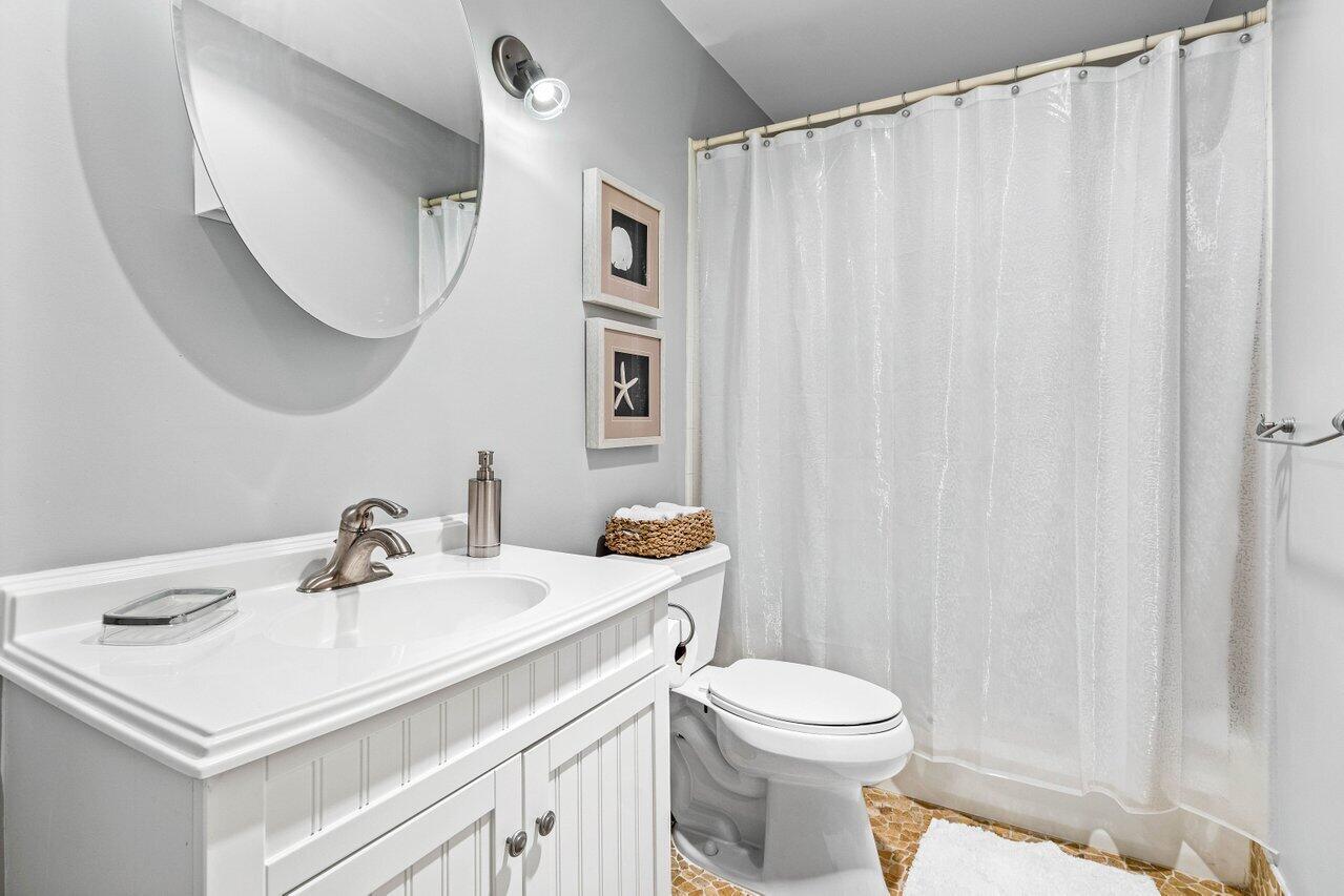 3715 Quail Ridge Drive, Unit BOBWHITE B Boynton Beach, FL 33436 - Photo 27 of 53 Guest Bath