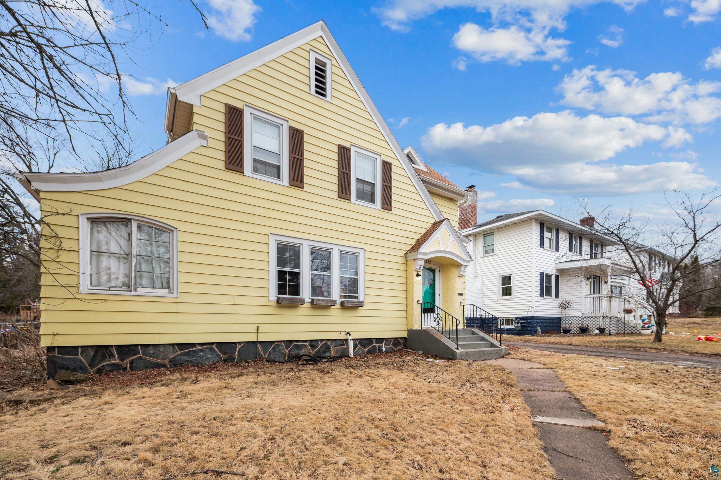 2111 Lakeview Drive Duluth, MN 55803 - Photo 2 of 21 View of front of house