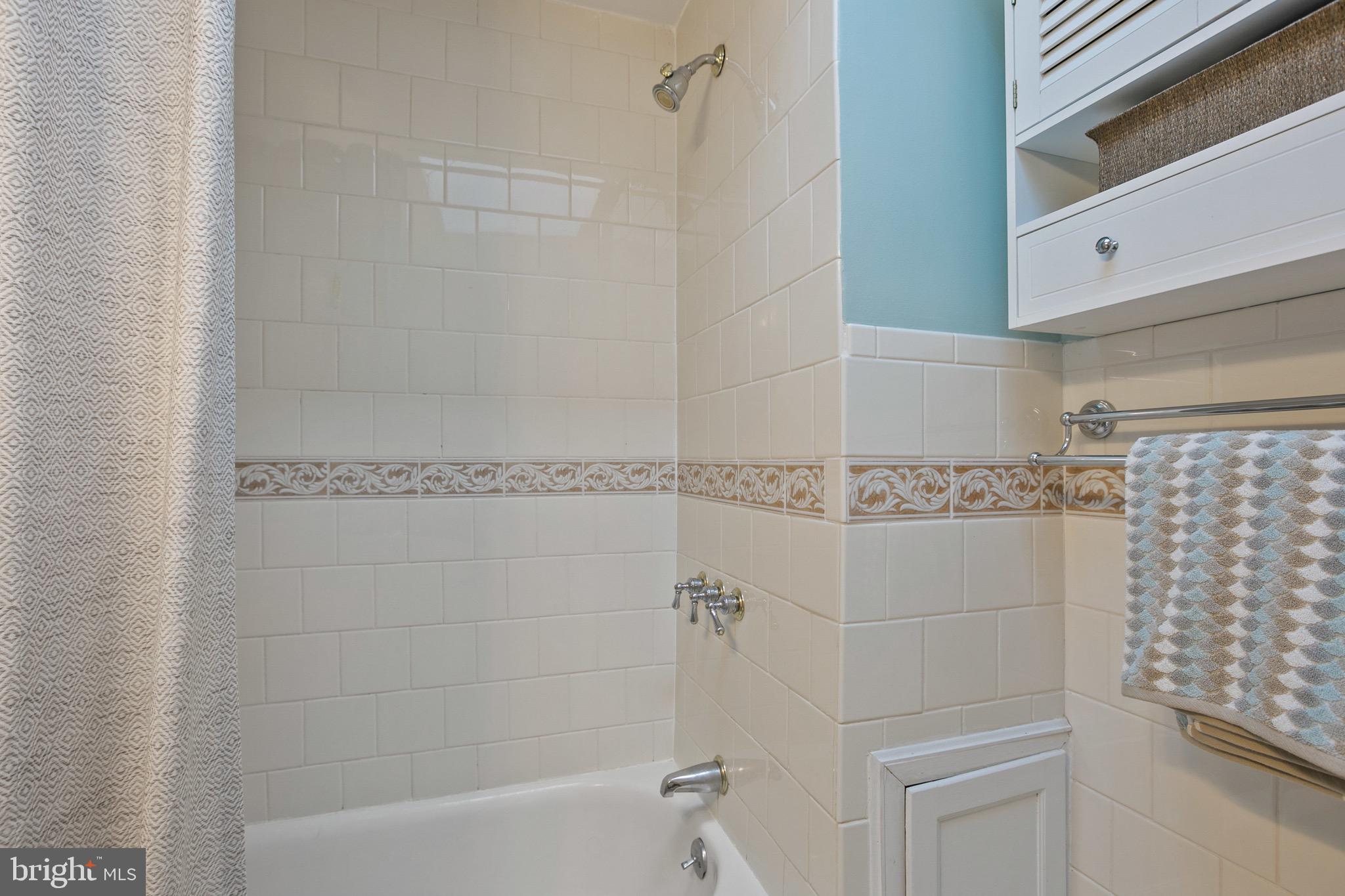 4514 Schenley Road Baltimore, MD 21210 - Photo 22 of 43 Tiled Tub/Shower Combo