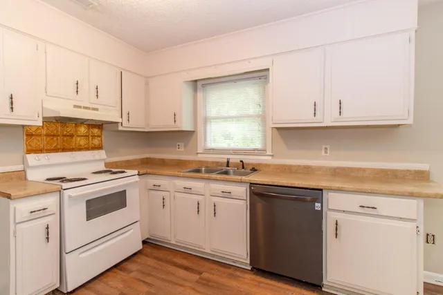 $1,875 | 212 Farmhill Drive, Summerville, SC 29483