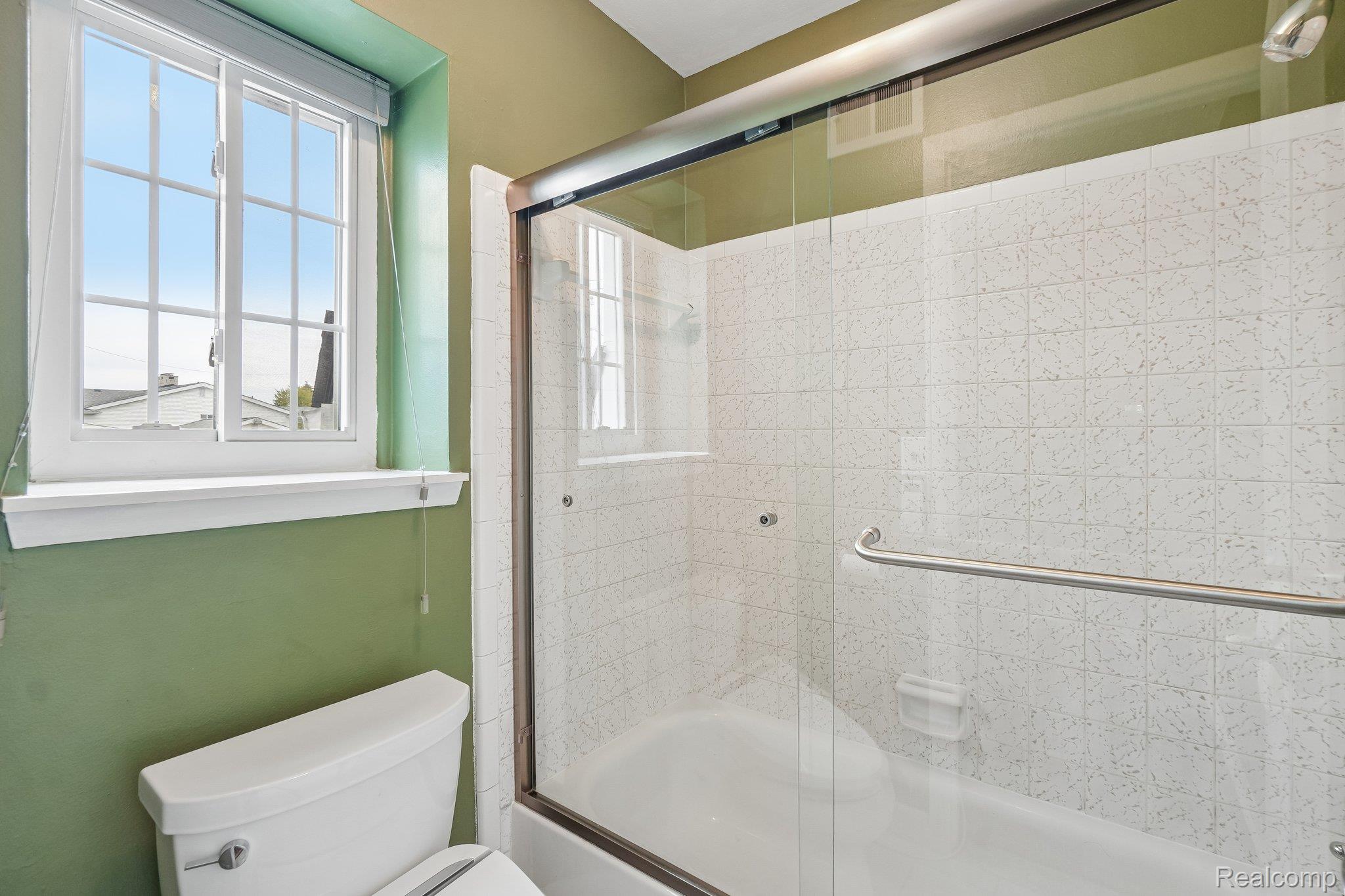 44 Stratford Lane Rochester, MI 48309 - Photo 19 of 37 Bathroom featuring combined bath / shower with glass door and toilet