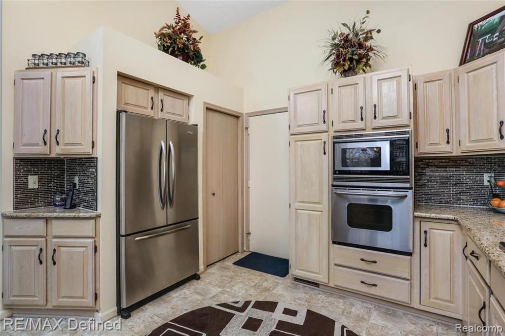 6650 Ridgeview Drive Clarkston, MI 48346 - Photo 17 of 32