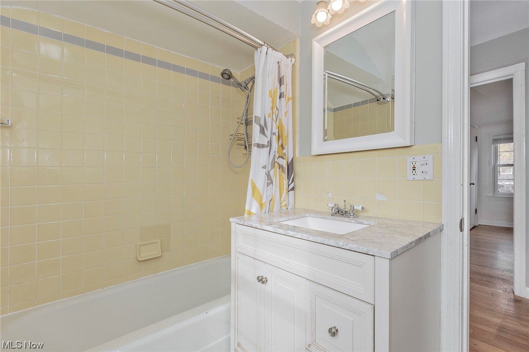 5288 Spencer Road Lyndhurst, OH 44124 - Photo 19 of 32 First Full Bathroom