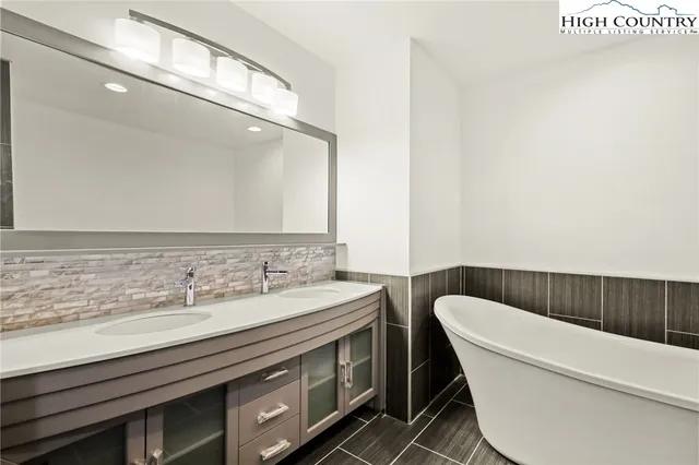 a view of empty room with window