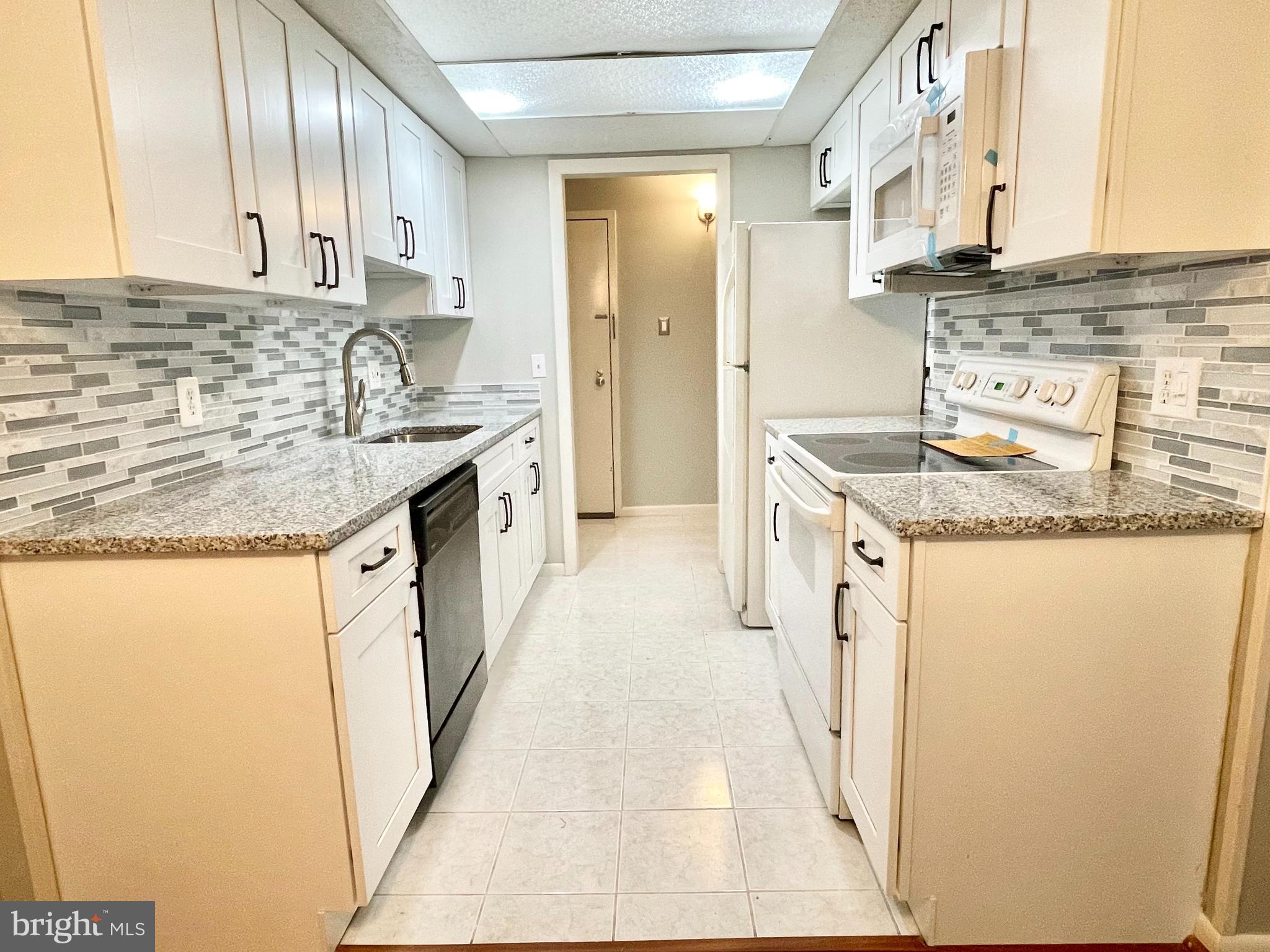 11623 Stoneview Square, Unit 11C Reston, VA 20191 - Photo 3 of 32 Kitchen