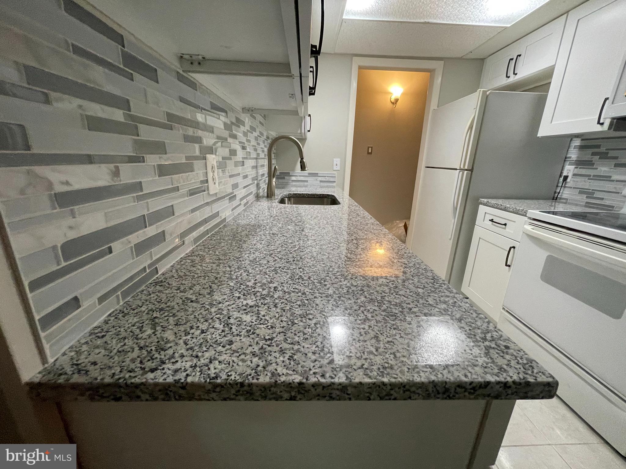 11623 Stoneview Square, Unit 11C Reston, VA 20191 - Photo 4 of 32 Kitchen