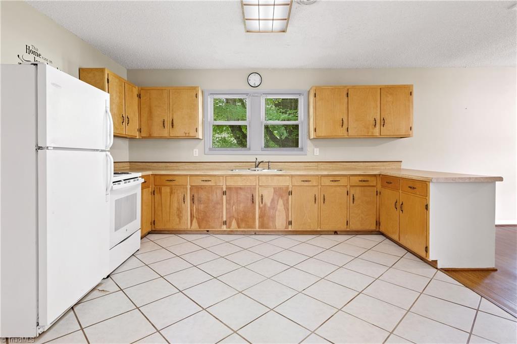 2806 Hacketts Lake Road Greensboro, NC 27406 - Photo 12 of 34 Gallery Image 12