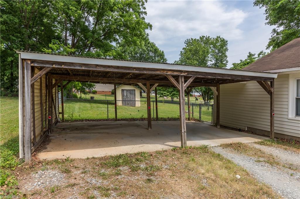 2806 Hacketts Lake Road Greensboro, NC 27406 - Photo 6 of 34 Gallery Image 6